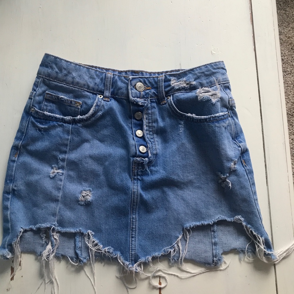Short jean skirt with rips